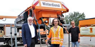 Die Vorbereitungen für den Winterdienst laufen in der Straßenmeisterei Brand-Erbisdorf längst: Landrat Matthias Damm traf bei seiner Abschiedstour auch Dirk Schlimper, Referatsleiter Straßenbetriebsdienst und Bauwerksverwaltung (Mitte), und Straßenmeister Ronny Molzow (r.).