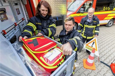 Die Stützpunktfeuerwehr Treuen hat einen neuen Mannschaftstransportwagen und einen Einsatzleitwagen erhalten. Trotz eines kurzfristigen Einsatzes wurden sie - mit etwas Verspätung - anwesenden Gästen und Wehrmitgliedern vorgestellt. Im Foto von links: Nicole Rother, Marcel Hessler, Thomas Glaß. 