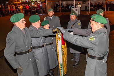 Eine Rekrutenabordnung legte das Treuebekenntnis mit der Hand auf der Truppenfahne ab. Foto: Kristian Hahn