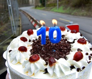 Zu vielen Geburtstagen, wie zum 10. Jahrestag für den Notfußweg an der Burgstädter Straße, gab es Torten. Die "Freie Presse" dokumentierte damit die 16 Jahre alte Geschichte der Sperrung. 