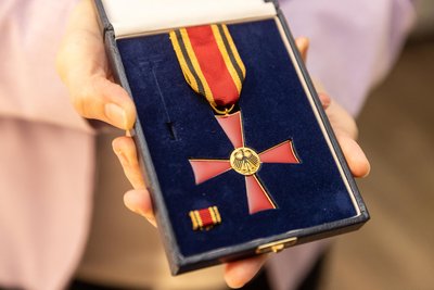 Grit Wagner ist stolz auf das Bundesverdienstkreuz. Sie engagiert sich für Menschen, die wie sie unter dem Fetalen Alkoholsyndrom leiden und klärt über die Folgen von Alkohol in der Schwangerschaft auf.