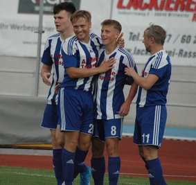 Josias Günnel (2. v. l.) und Maximilian Bayer (3. v. l.) haben in den Testspielen bereits für frischen Wind im Mittweidaer Angriffsspiel gesorgt. Nun wollen beide auch im Pokal glänzen. 