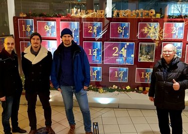 Das Kultur-Fenster in den Plauener Kolonnaden ist jetzt ein Adventskalender. Maximilian Naumann, Christian Kühn und Lukas Mathiaschek vom Vogtlandmuseum freuen sich gemeinsam mit Organisator Heinz Tonndorf (von links) auf zahlreiche Besucher. 