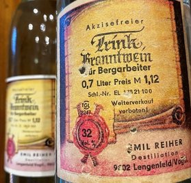 Kommt 2023 ins Kino: Eine originale Flasche Wismut-Schnaps.