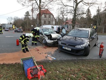 Bei einem Unfall zwichen zwei Pkw in Meerane ist am Dienstagvormittag eine Autofahrerin leicht verletzt worden.