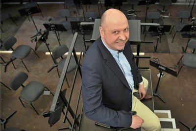 Aus erhabener Position: Chursachsen-Chef Florian Merz dirigiert die Musiker im Orchestergraben, der einer der Schwerpunkte der nun beendeten Bauarbeiten im Naturtheater Bad Elster war.