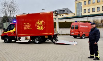 Atemschutz-Gerätewart Jörg Scherf ist einer der Nutzer des neuen Fahrzeugs (vorn). Es ist weitaus größer als der Vorgänger (hinten). 