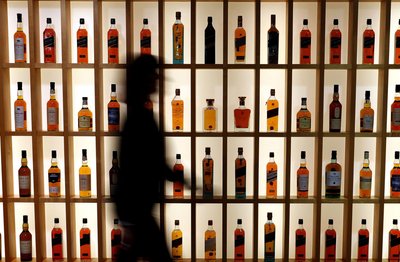 Bislang unbekannte Täter sollen in der Nacht von Mittwoch auf Donnerstag in ein Freiberger Geschäft eingedrungen sein und zehn Flaschen hochwertigen Whiskey im Wert von 2500 Euro gestohlen haben.