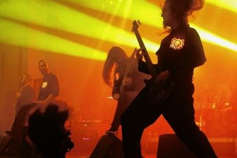 170 Fans genießen Metal-Musik - Die Band "Omega Purge" kam beim Publikum gut an.