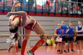 172 Leichtathleten kämpfen auf Treuener Parkett - Da staunen sogar die Jungs: Emilia Wetzel vom Treuener LV zeigt hier beim Hochsprung ihre Fertigkeiten und schafft 1,50 Meter.
