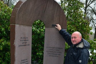 175 Jahre Steinmetz Böttger: Tag der offenen Tür in Mittweida - Steinmetzmeister Frank Böttger vor einem von ihm gestalteten Denkmal.