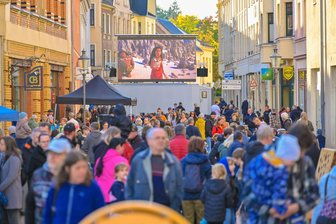 18.000 Besucher und jede Menge Trubel in Reichenbach: So fällt das Fazit zum Bürgerfest aus - Dass die Bahnhofstraße einbezogen wurde und ein Open-Air-Kino lockte, kam prima an.