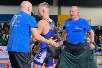 18:11-Erfolg bei Reilingen/Hockenheim: Germania-Ringer kehren zurück in die Erfolgsspur - Germania-Routinier Dustin Scherf in der Trainerecke mit Andre Backhaus (links) und Andy Schubert.