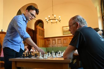 18 auf einen Streich: Schach-Großmeister bezwingt alle Gegner in Geringswalde gleichzeitig - Der Schach-Großmeister Roven Vogel bezwang beim Simultanschachturnier des LWV Geringswalde alle seine 18 Kontrahenten.