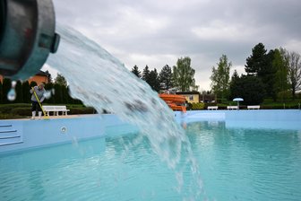 18 Grad im Wasser: Freibadsaison startet in Garnsdorf und Hartmannsdorf - Wasser marsch! Am Samstag wird die Freibadsaison im Sommerbad Garnsdorf eröffnet.
