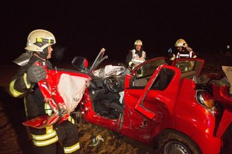 18-Jährige bei Kollision auf Feld geschleudert - 