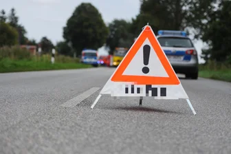18-jähriger Autofahrer bei Unfall in Niederbobritzsch schwer verletzt - Zu einem Unfall auf der Talstraße in Niederbobritzsch musste die Polizei am Donnerstagmittag ausrücken.