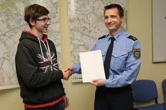 18-jähriger Beifahrer bringt führerlosen Lkw zum Stehen -
