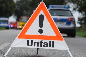 18-Jähriger landet mit Auto im Erzgebirge im Graben - Rettungshubschrauber im Einsatz - Ein 18-Jähriger ist mit dem Auto in Lauter im Graben gelandet.
