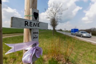 18-Jähriger wegen fahrlässiger Tötung in Neumark verurteilt - Das Gedenkkreuz für den getöteten Motorradfahrer nahe der Unfallstelle an der Neumarker Ortsumgehung: Der 44-Jährige hinterlässt Ehefrau und Tochter.