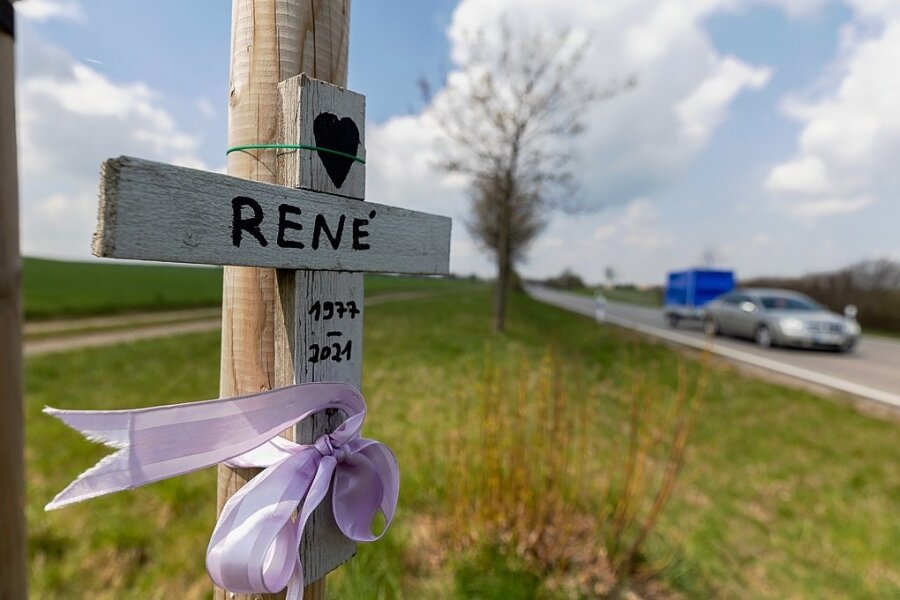 18-Jähriger wegen fahrlässiger Tötung in Neumark verurteilt - Das Gedenkkreuz für den getöteten Motorradfahrer nahe der Unfallstelle an der Neumarker Ortsumgehung: Der 44-Jährige hinterlässt Ehefrau und Tochter. 