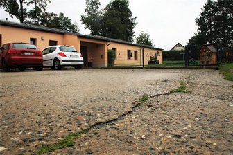 18 Jahre nach Sanierung der Kita Neuensalz: Jetzt kommt auch der Vorplatz dran - Die rissige, alte Betonfläche möchte die Gemeinde durch Asphalt ersetzen.