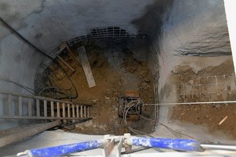 18-Meter-Loch in Freiberg: Böse Überraschung bei Bauarbeiten - Der Tagebruch, der bei Straßenbauarbeiten an der Himmelfahrtsgasse in Freiberg entdeckt wurde, ist derzeit acht Meter tief, gemessen von der Oberkante der Straße. Über eine Fahrt (für Nicht-Bergleute: das ist die Leiter) klettert der Bergmann nach unten und befüllt die Transportkübel mit Abraum. 