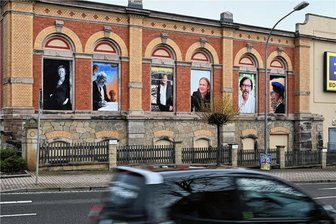 18 Porträts am Edeka-Markt in Hainichen: Wer ist dort zu sehen? - Der Edeka-Markt in Hainichen mit den Porträts bekannter Hainichener. Hier von links nach rechts entlang der Frankenberger Straße: Kerstin Becker, Prof. John Reynolds, Robert Hofmann, Andreas Altmann, Radjo Monk und Prof. Kristin Kleber. 