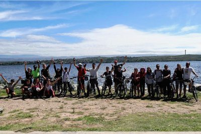 Mit Freunden organisierte der Thalheimer eine Radtour, mit der sie unter anderem auf die Verschmutzung des Trinkwasserstausees aufmerksam machten. 