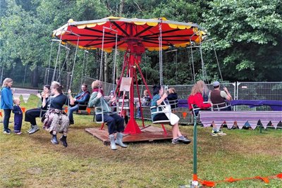 Hier schauen Kinder zu, wie Erwachsene wieder zu Kindern werden.