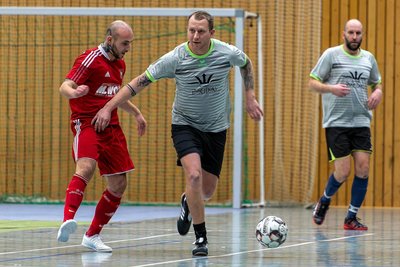 Robert Nagel (M.) und die Kleinfeldfußballer der SG Döhlen, hier im Auftaktspiel gegen die Rochlitzer mit Tom Pallentien, wurden Dritter. Die Rochlitzer verloren das Finale im Neunmeterschießen.