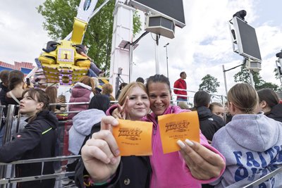 Hanna und ihre Mutter Peggy Stütz aus Landau in der Pfalz haben es auf der Kät vor allem auf Nervenkitzel abgesehen. Nach ihrer Ankunft zog es die beiden zum „Booster Maxxx“.