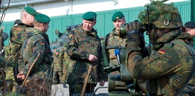 Der Inspekteur des Heeres, Generalleutnant Bruno Kasdorf (Mitte) beim Besuch des Panzergrenadierbataillons 371 in Marienberg.