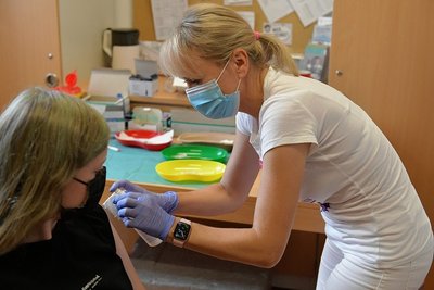 In der Aula des Geschwister-Scholl-Gymnasiums in Freiberg wurde eine Zwölfjährige am Donnerstagnachmittag von Schwester Alexandra für die Impfung vorbereitet und geimpft. 