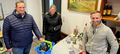 Hausverkauf im Ladengeschäft. Swen Voigt (rechts) mit den Kunden Daniela Schmidt aus Lengenfeld und Mike Jaroß aus Auerbach. 