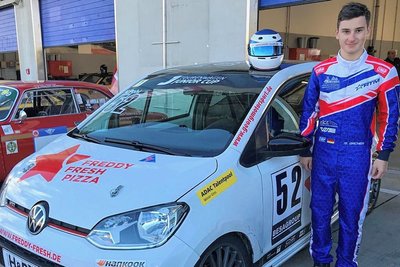 Am vorläufigen Ziel seiner Träume: Maxim Felix Dacher hat den Umstieg vom Kart- in den Automobilsport geschafft. Der 16-jährige Schwarzenberger darf sich ab Ende April im Tourenwagen-Junior-Cup beweisen. 