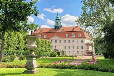 After Work-Yoga - das bieten die Schlossbetriebe ab Mai im Schlosspark Lichtenwalde an.