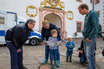 Schloss Augustusburg war am Mittwoch die 34. und letzte Station des Präventionsmobils der Polizei. Familie Schremmer aus Ostfriesland war gerade in Erdmannsdorf zu Besuch und kam nach der Schlossbesichtigung zufälligerweise vorbei. Die beiden kleinen Söhne waren hin und weg von der Begegnung mit den echten Polizisten.
