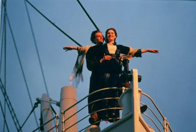 Am Sonntag, Punkt 12 Uhr wird die berühmte Titanic-Szene auf dem Zwickauer Kornmarkt nachgestellt: Frauen stemmen sich mit ausgebreiteten Armen gegen den Wind, Männer umarmen ihre Liebste. 