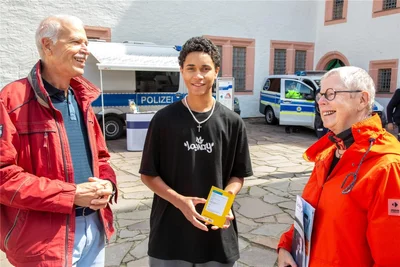 Regine Wagner aus Tharandt war mit ihrer Familie unterwegs und nahm Infomaterial mit. Sie möchte ihr Eigenheim besser gegen Diebe sichern.