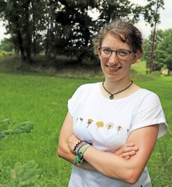 Die Grüne im Grünen: Lea Fränzle steht hier nahe des neuen Radwegs unweit der Bergbauanlage "Alte Elisabeth" in Freiberg. Der ist für sie ein Sinnbild für jene Veränderungen, die sie mitgestalten will. 