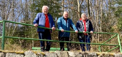 Christian Heydel, Jürgen Wendler und Jürgen Marin stehen auf dem ehemaligen Schanzentisch der Heidelsbergschanze in Aue. 