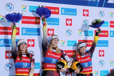 Komplett deutsches Siegerpodest bei den Damen, die neue Weltmeisterin Dajana Eitberger (Mitte), eingerahmt von Julia Taubitz (links) und Anna Berreiter.