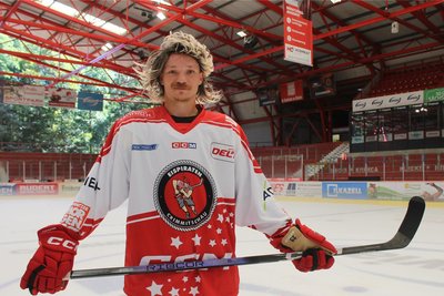 Zum Fototermin im August streifte sich Rihards Marenis die zum Trikot passende Perücke über.