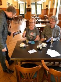 Martin Höher (l.) empfängt unter 2G-Bedingungen Gäste im "Tivoli" in Freiberg. 