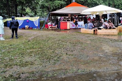 Der Gewitterguss kann den Festivalbesuchern die Stimmung nicht vermiesen. Bei Titeln wie „It's raining Men“ oder „Purple Rain“ harren alle aus.