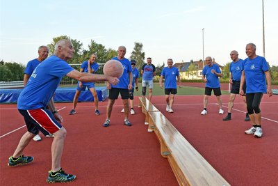 Für den Fototermin haben die Oederaner Prellballer die Spielhälften extra verkleinert und sind außerhalb der Turnhalle zum Spiel zusammengerückt.
