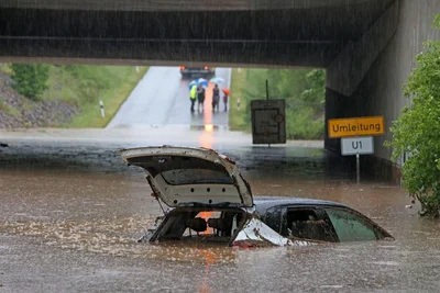 Die Autobahnunterführung der A4 zwischen Glauchau Höckendorf und Meerane füllte sich in nur wenigen Minuten mit Schlamm und Wassermassen von den angrenzenden Feldern. Die Feuerwehr Meerane musste zwei Personen aus ihrem Fahrzeugen retten.