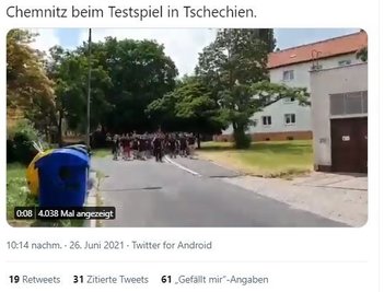 Auf einem im Internet kursierenden Video ist zu sehen, wie Dutzende in Schwarz gekleidete Fans lautstark die Nazi-Parole "Sieg heil!" skandieren. 