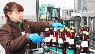 Nicole Gebauer kontrolliert in der Langenbernsdorfer Saftmanufaktur Mehlhorn die Abfüllanlage. Sechs Beschäftigte sind in dem Familienbetrieb tätig.
